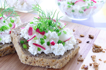 Sandwich with cottage cheese