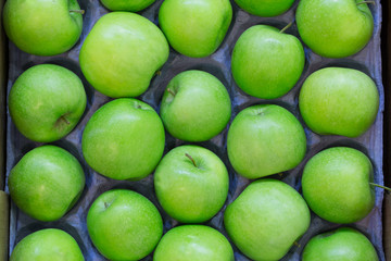 Зелёные яблоки