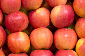 Красные яблоки