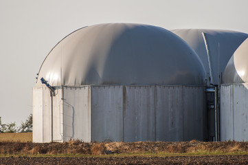 Fototapeta na wymiar Biogazownia ze zbiornikiem na biomasę.