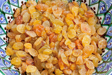 sultana raisins in bowl close up