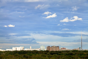 Fototapeta na wymiar Jesienią niebo niebieskie z chmurami pod miastem