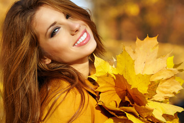 Naklejka na ściany i meble Kobieta jesień na tle leafs