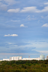Fototapeta na wymiar Błękitne niebo z chmurami w ramach jesiennej miasta