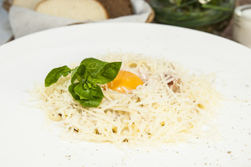 спагетти с яйцом и сыром