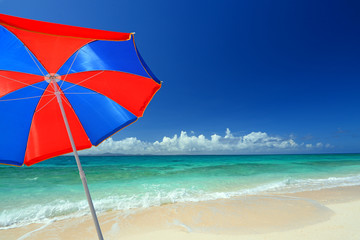真夏の綺麗なビーチとパラソル