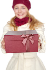 blonde junge Frau mit Geschenk