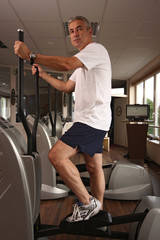 Mann im Fitnessstudio
