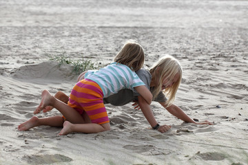 2 Kinder am Strand