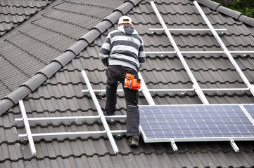 Solaranlage wird aufs Dach montiert