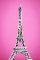 Fototapeta na wymiar Model Eiffel na różowym tle