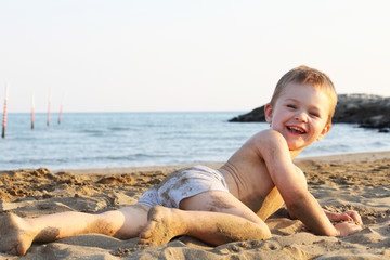 Kind im Sand Urlaub