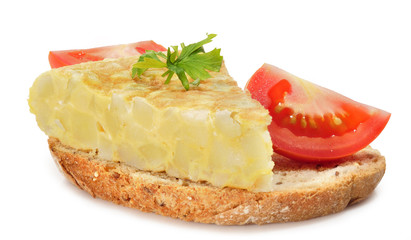 Rebanada de pan con tortilla y tomate.