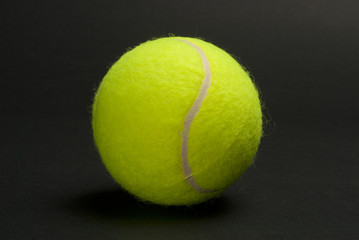 Pelota de tenis sobre fondo negro