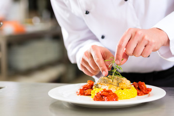 Köchin in Restaurant oder Hotel Küche beim kochen