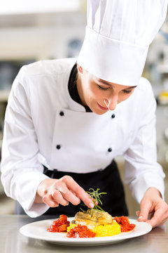 Köchin in Restaurant oder Hotel Küche beim kochen