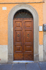 Fototapeta na wymiar Drewniane drzwi. Bagnaia. Lacjum. Włochy.
