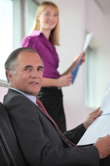 Obraz premium Boss running through presentation with assistant