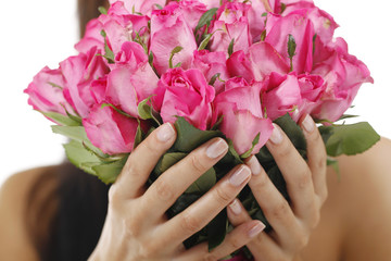 Hände halten einen rosa Blumenstrauss