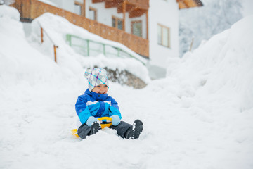 Fototapeta na wymiar Chłopiec idzie na napęd na stoku śniegu.