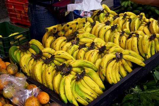 Bananas en un mercado de fruta