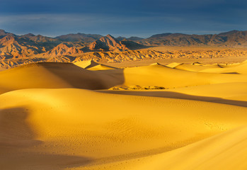 Fototapeta na wymiar Dawn on Mesquite Dunes w Dolinie Śmierci