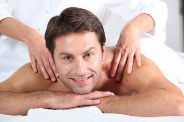 Fototapeta na wymiar man having a massage