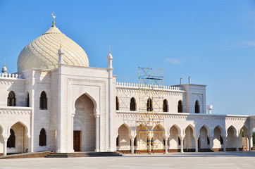 Fototapeta na wymiar biały meczet w budowie w Bolgar, Rosja