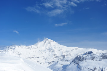 Fototapeta na wymiar Góry z śniegu w zimie