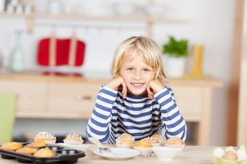 süßes mädchen backt muffins
