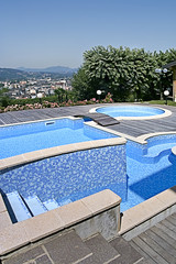 piscina scoperta moderna