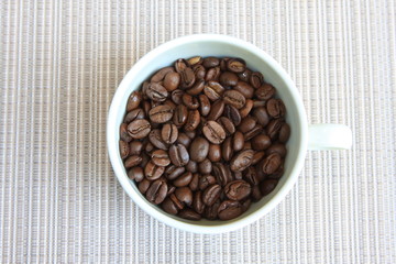 Fototapeta premium Kaffeebohnen in einer Tasse