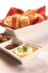 Baguette mit Butter und Oliven