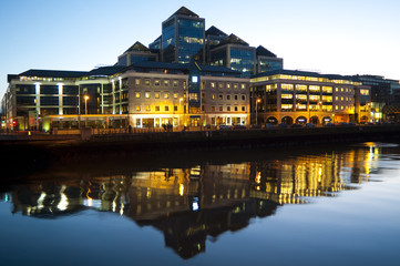 Fototapeta na wymiar Charakterystyczny budynek w centrum Dublina w Irlandii