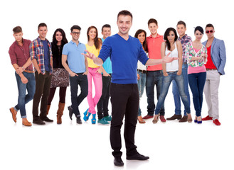 Obraz premium casual man welcoming to his team