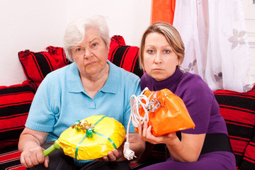 alte und junge frau bekommen unpassende geschenke