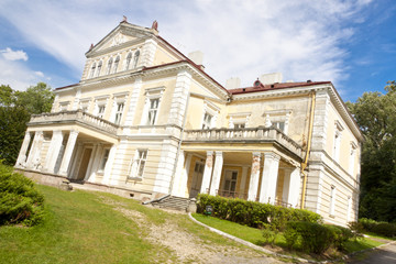 Fototapeta na wymiar Zobacz na starym pałacu Raczyńskiego - Złoty Potok