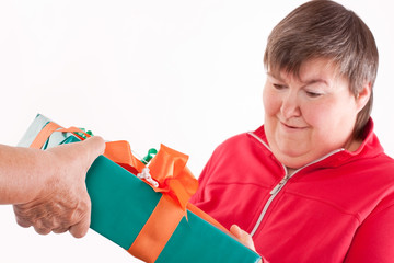 behinderte frau erhält geschenk von seniorin