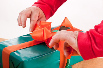 geistig behinderte frau packt geschenk ein oder aus