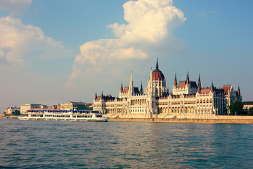 Fototapeta na wymiar Houses of Parliament w Budapeszcie