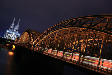Kölner Dom und Hohenzollernbrücke bei Nacht