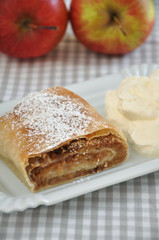 Apfelstrudel mit Schlag