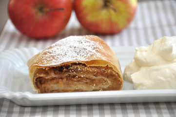 Apfelstrudel mit Schlag