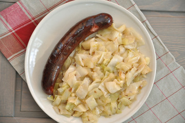 Bratwurst mit Kraut