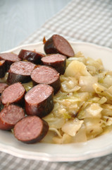 Aufgeschnittene Bratwurst mit Kraut - Nahaufnahme