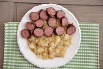 Aufgeschnittene Bratwurst mit Kraut