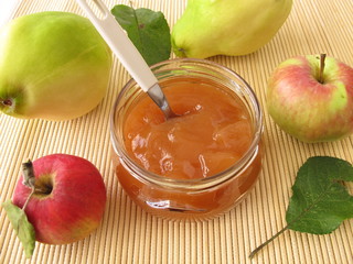 Konfitüre mit Apfel und Quitte