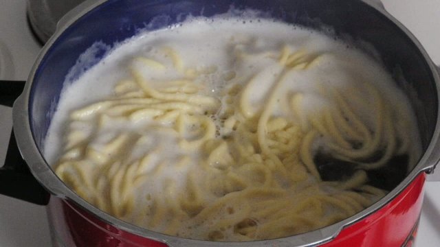 Schw&auml;bische Sp&auml;tzle kochen