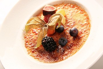 creme brulee mit obst