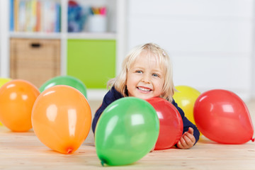 Fototapeta na wymiar słodka dziewczynka z kolorowych balonów